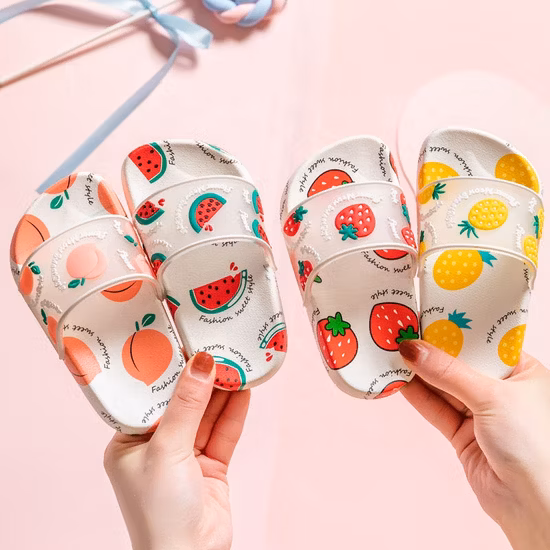 Crianças confortáveis ​​de verão que gravam chinelos não